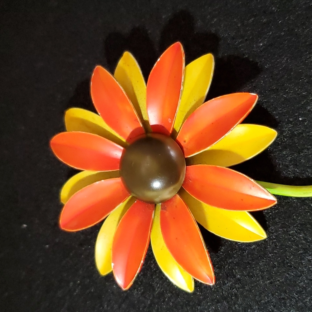 Vintage 60's Metal Flower Pin - Picture 3 of 4